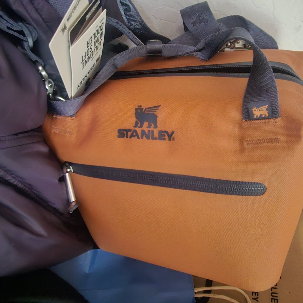 Llimited editing color.  Rust.  - New Julienne Stanley mini cooler 7.4 qt - 7 L